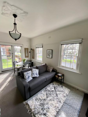 East Melbourne City Studio - Amazing Location & Sunny Charm
